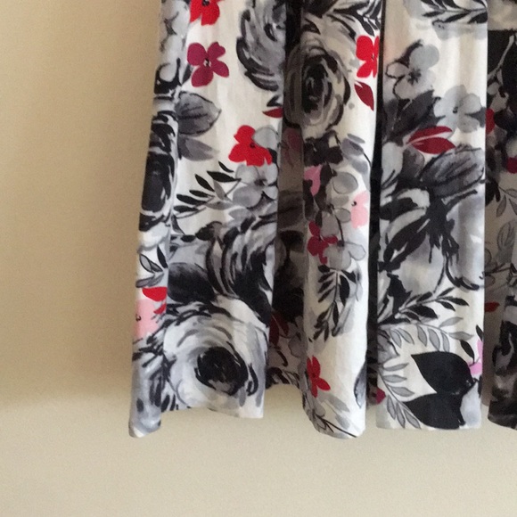 Flowy pleaded skirt with flower details - Picture 3 of 3